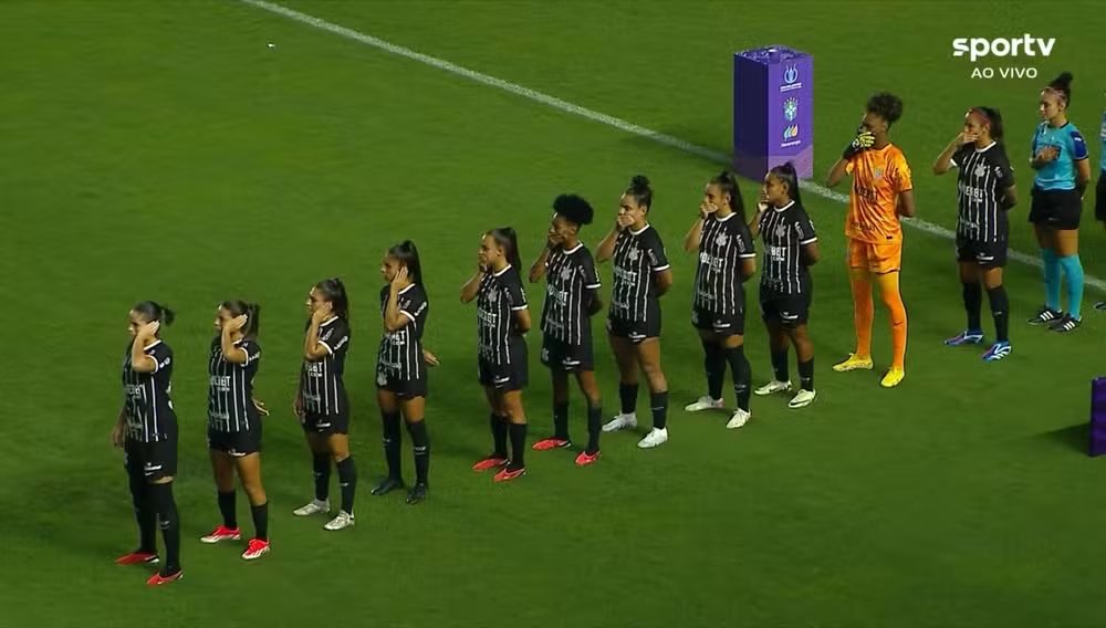 Futbolistas brasileñas protestaron luego de que contrataran a un DT acusado de abuso sexual
