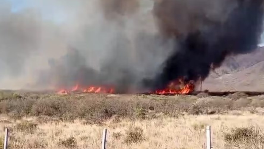 Aún con riesgo extremo, bomberos combaten 4 focos en la provincia 