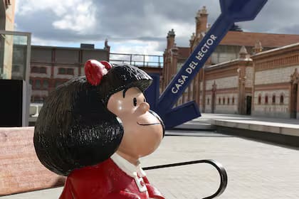 En Madrid inauguraron una escultura de Mafalda 