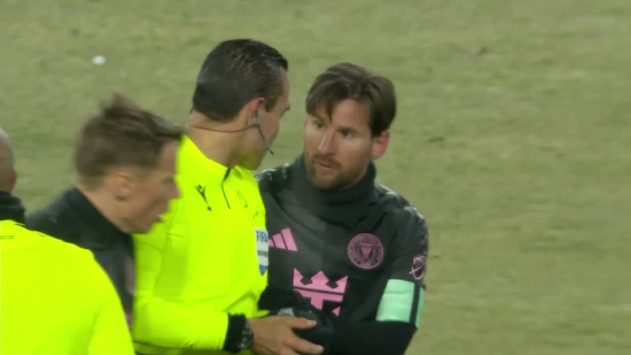 Arbitro mexicano fue sancionado por pedir un autógrafo a Messi