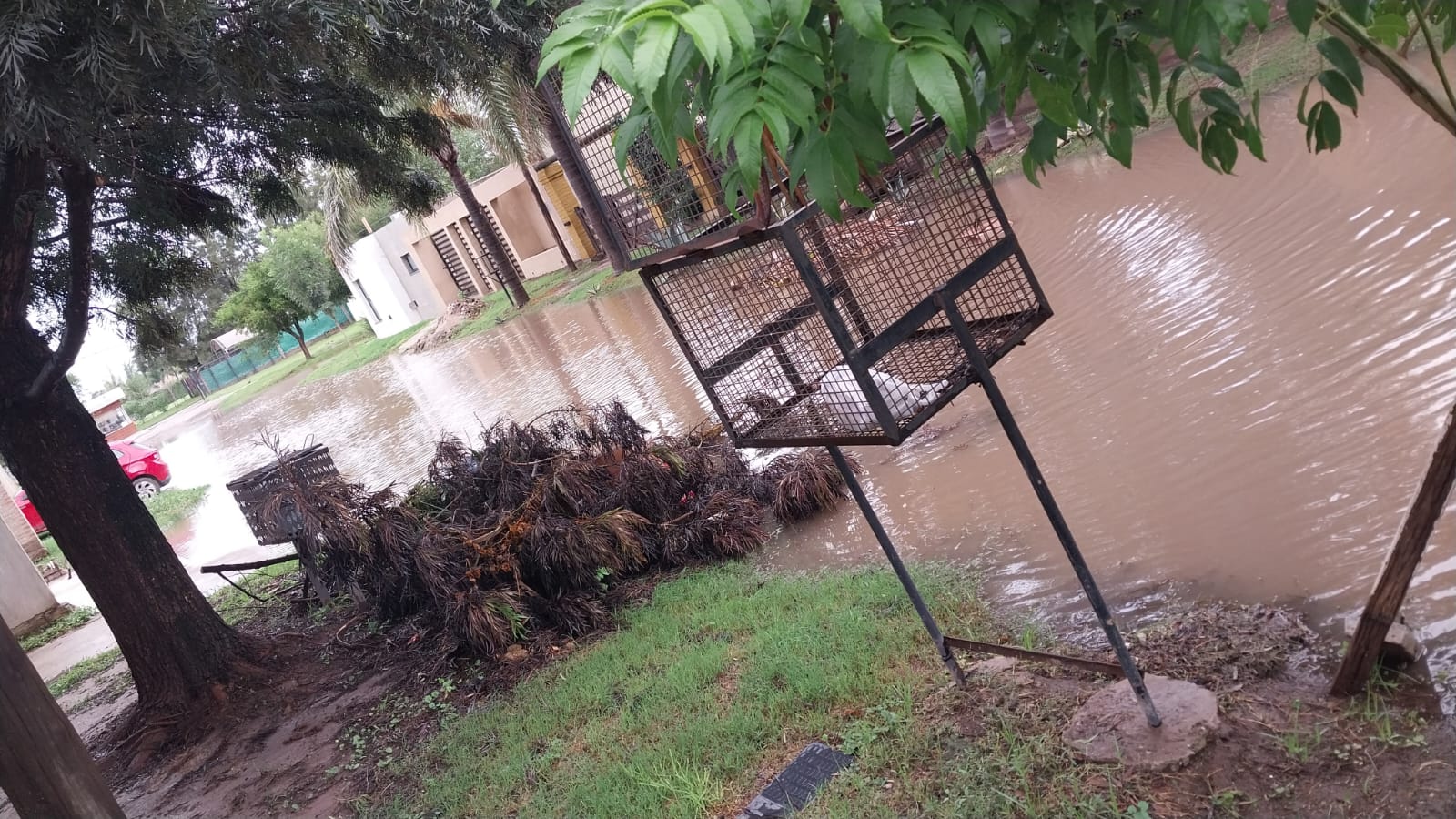 Vecinos del Barrio Ctalamuchita reclaman por inundaciones