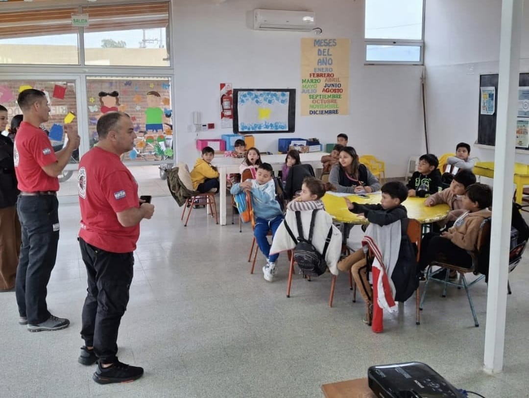 Bomberos de la ciudad hablaron de RCP y Primeros Auxilios con niños de El Vallecito