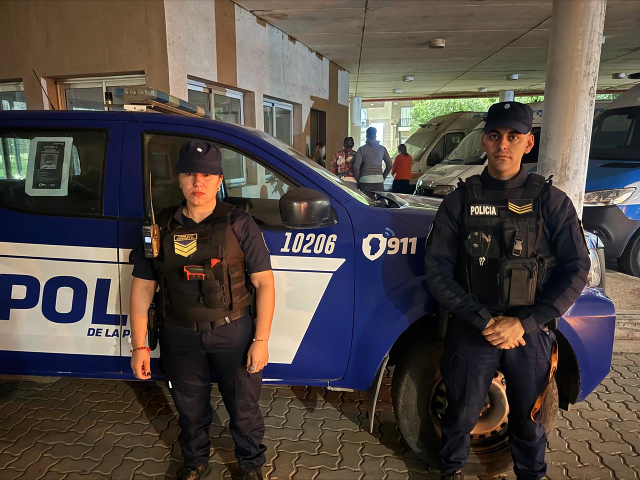 Policías salvaron a una niña de 23 días que se ahogaba en El Vallecito