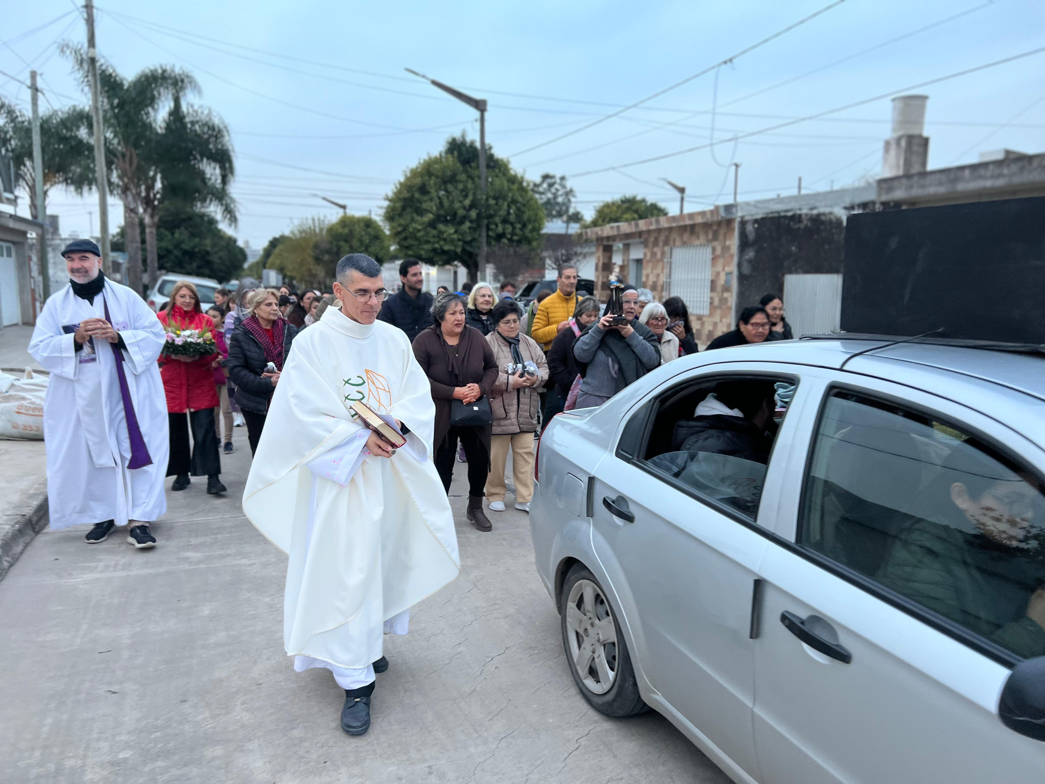 Celebración de San Antonio de Padua y colocación del Santo en la rotonda del barrio.