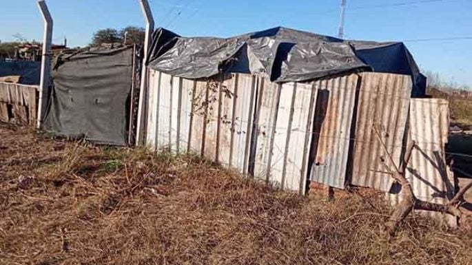 Desalojaron a una familia en Villa Nueva: qué dicen las dos partes