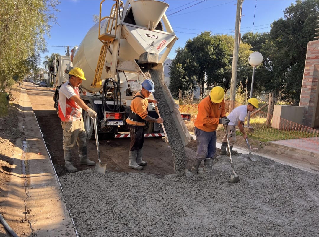 Realizan trabajos de pavimentación en barrio Miraflores y La Reserva 