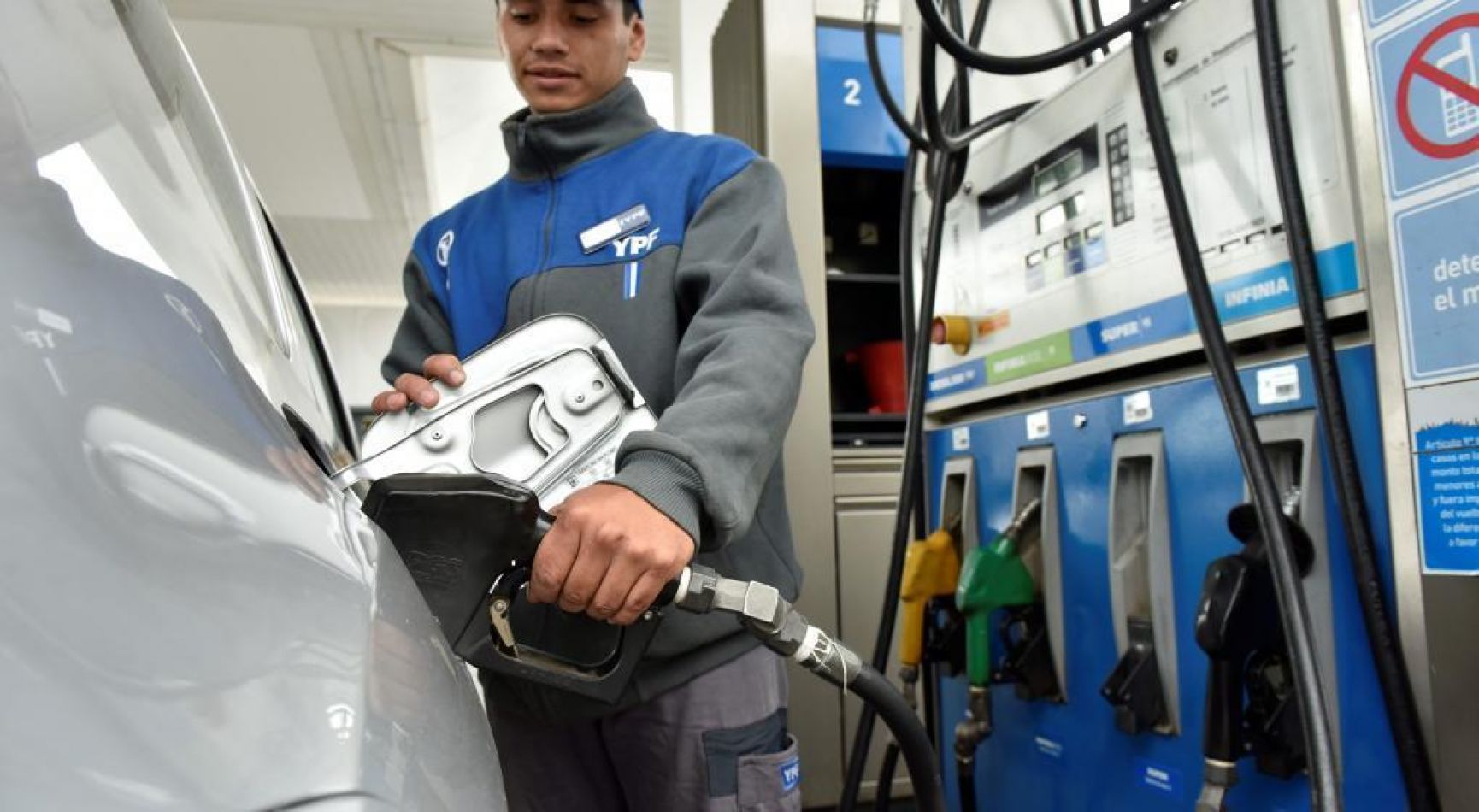 YPF aumentó la nafta y lanzó descuentos nocturnos 