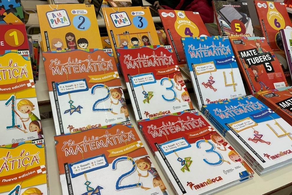 Distribuyen en las escuelas más de 700 mil libros de Lengua y Matemática