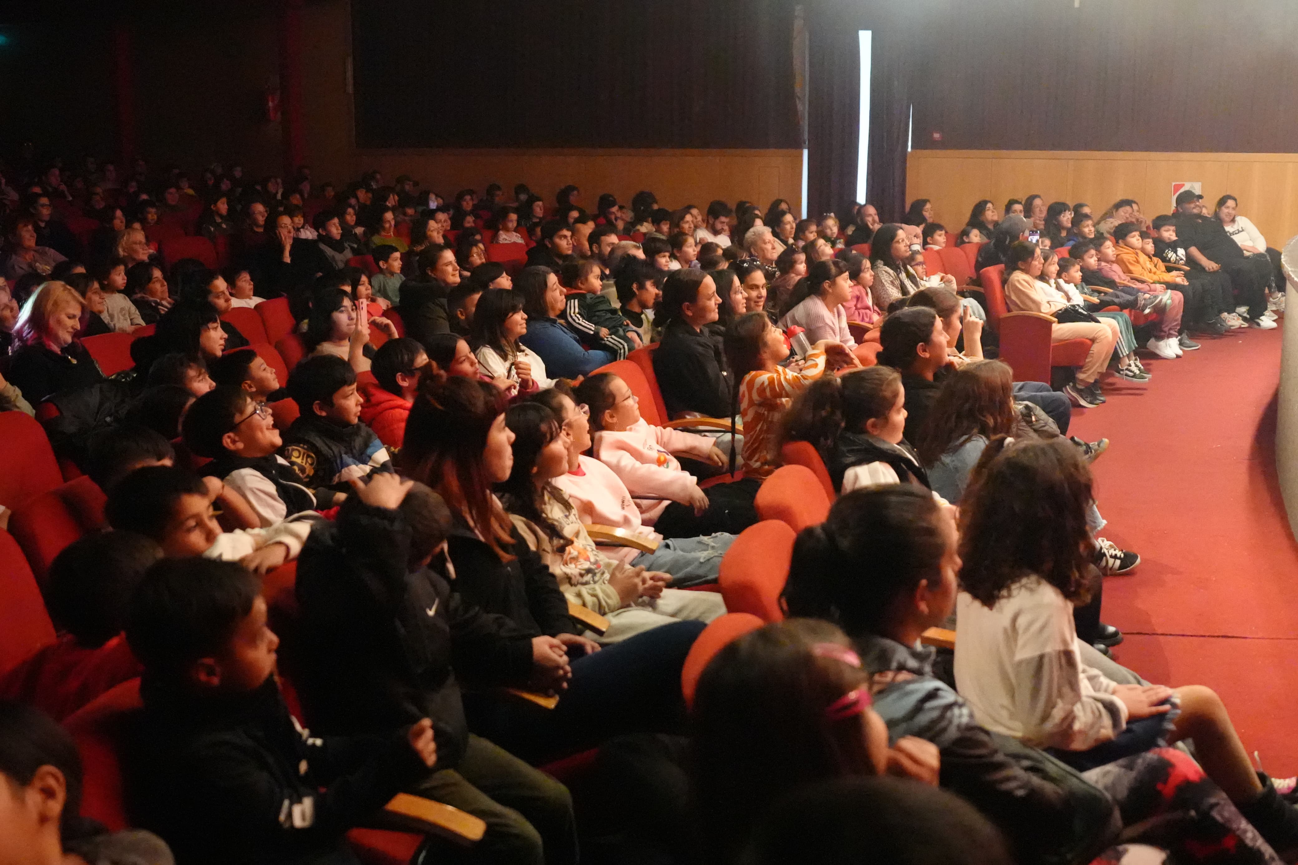 Niños y niñas disfrutaron de la obra 