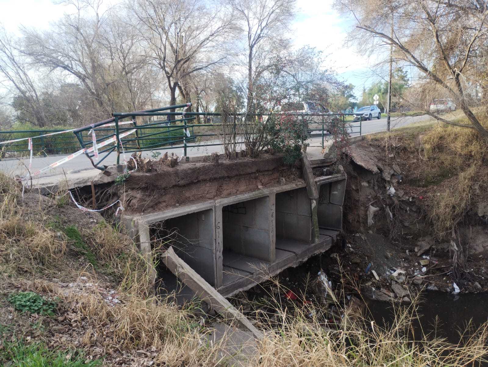 Cortaron el tránsito vehicular en el puente del desagüe