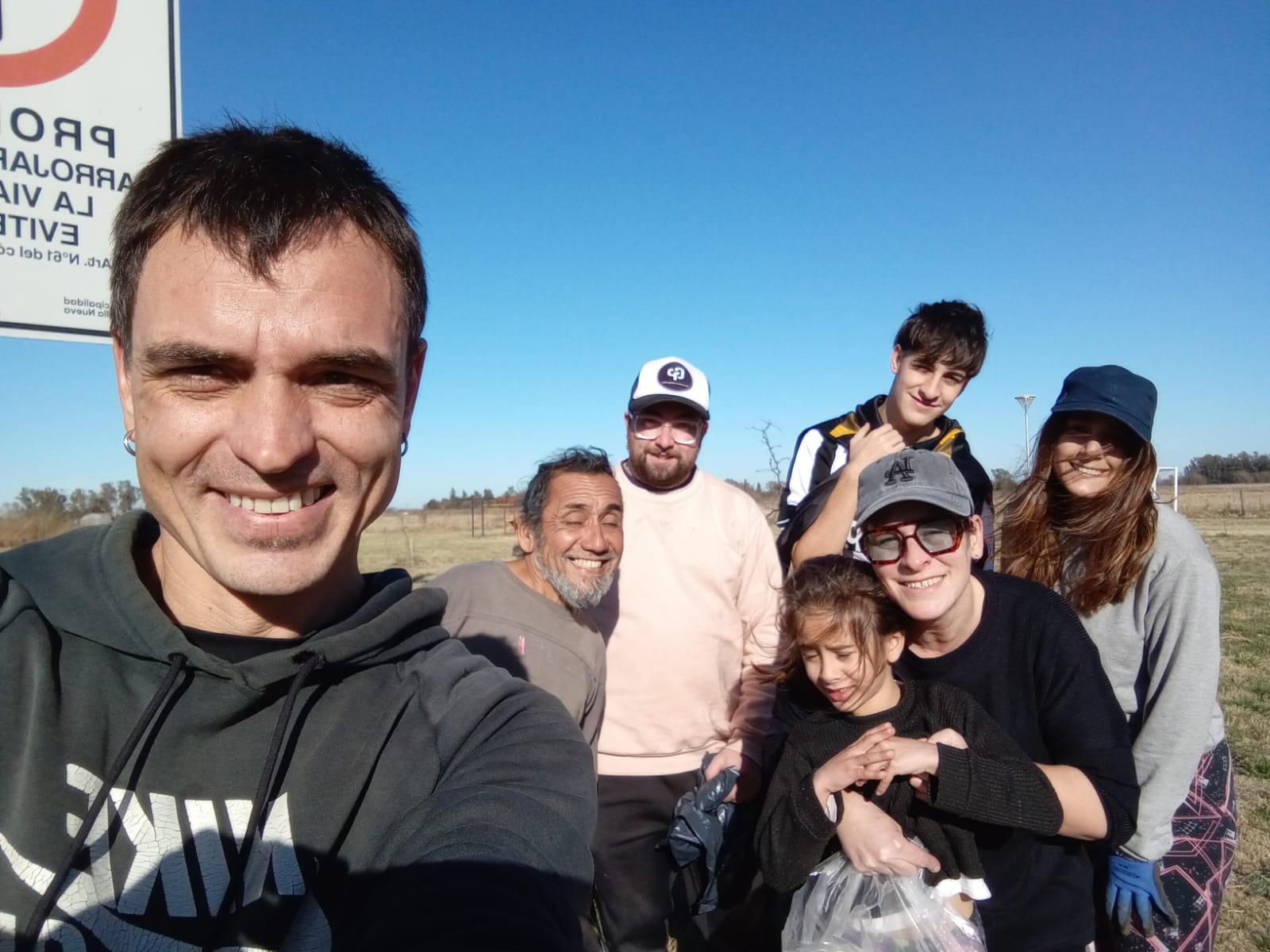 Vecinos del Poetas Argentinos limpiaron las calles del barrio