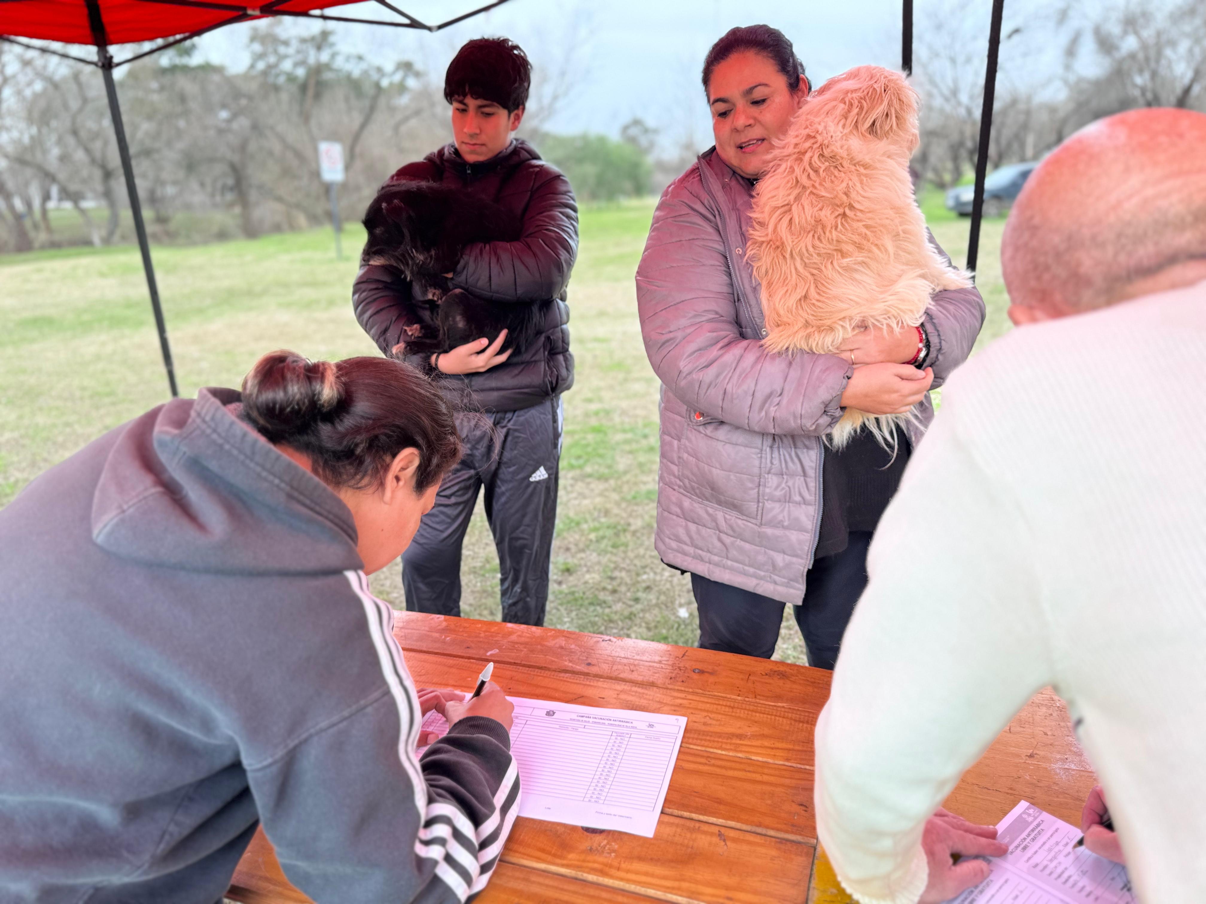 En La Floresta se vacunaron más de 80 perros y gatos