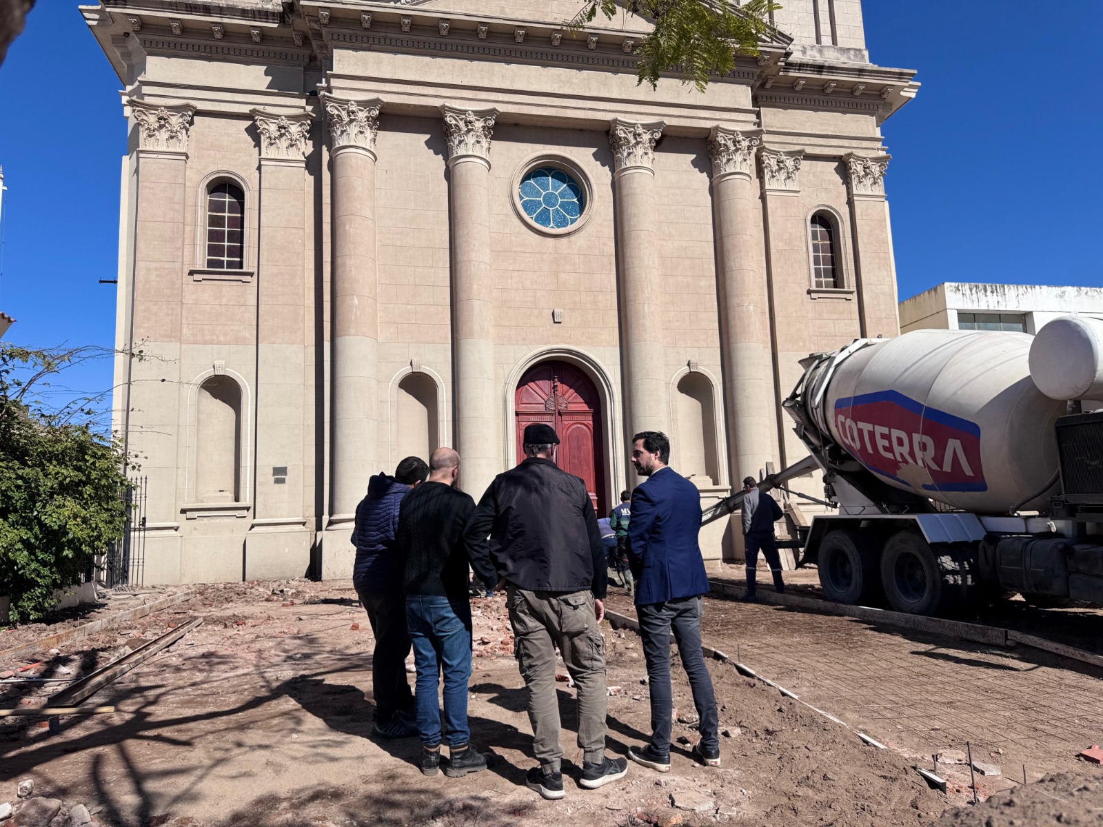Trabajan sobre la nueva explanada de la Parroquia Nuestra Señora del Rosario