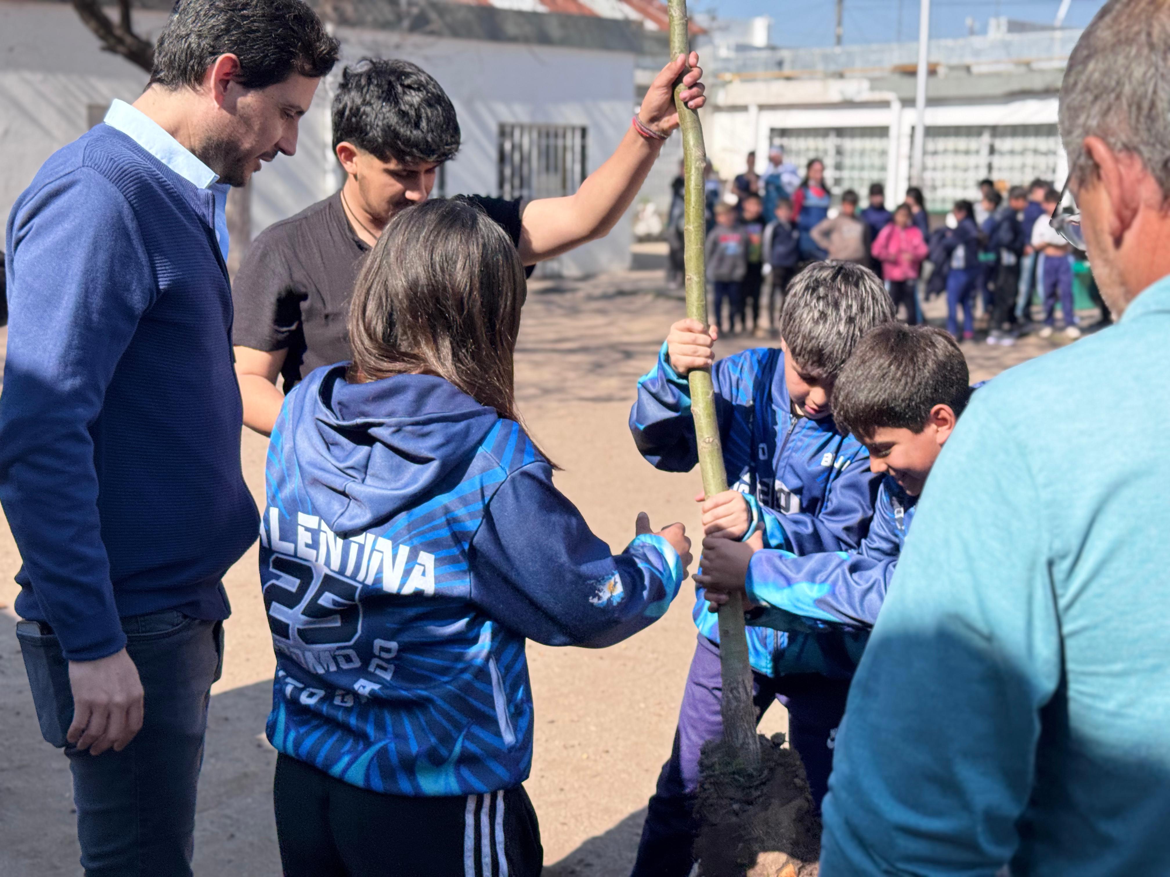 Villa Nueva celebró el Día Mundial del Árbol junto a la Escuela Manuel Belgrano