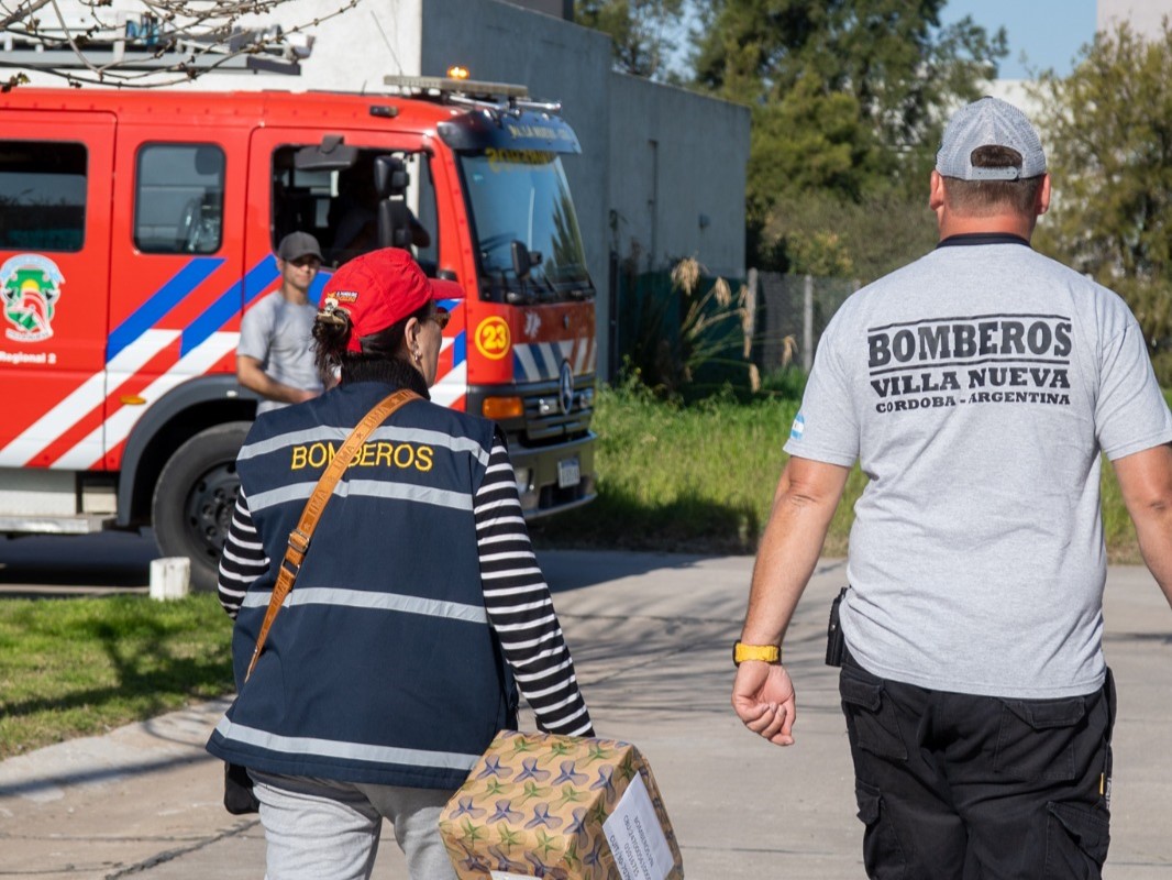 Bomberos recaudaron un millón de pesos en el primer sábado de la Campaña