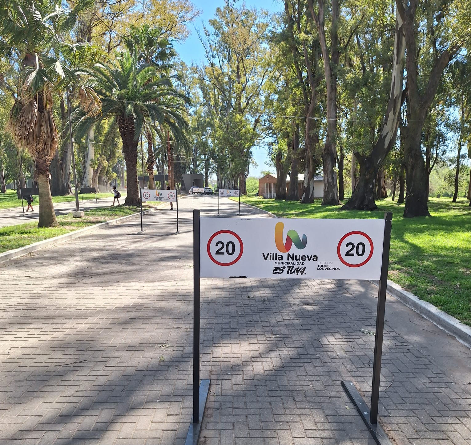 Para reducir la velocidad colocaron cartelería en el Parque Hipólito Yrigoyen 