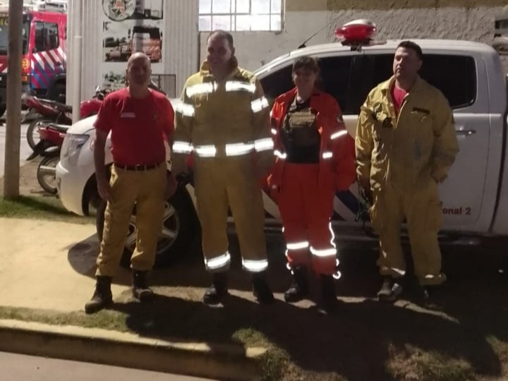 Bomberos locales apagaron un incendio forestal en Villa Giardino