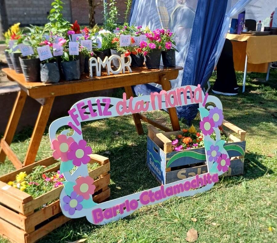Un homenaje con flores. Ctalamuchita regaló plantines a las madres del barrio