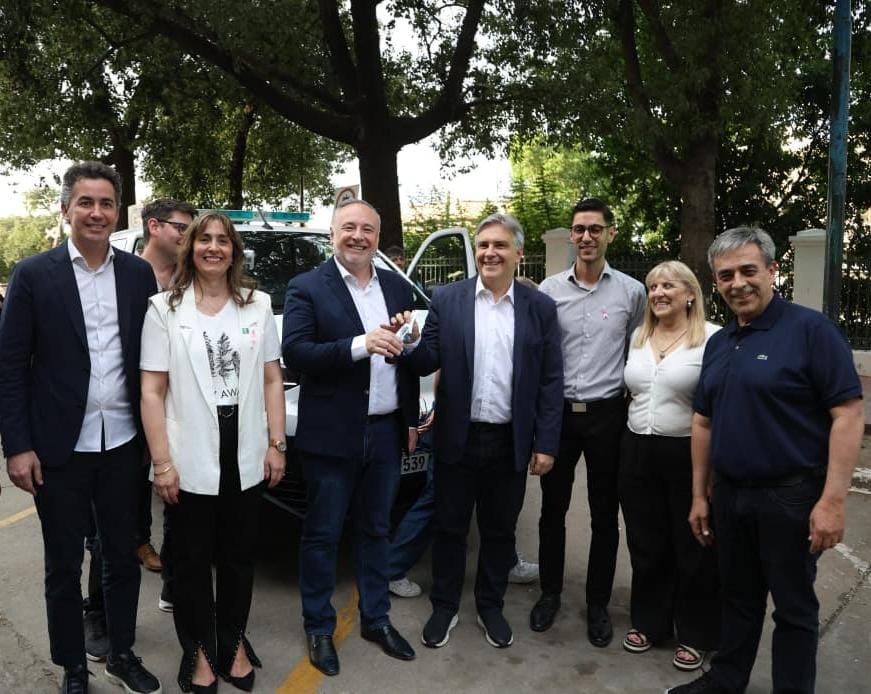 Llaryora visitó Villa María: entregó ambulancias y escrituras a vecinos