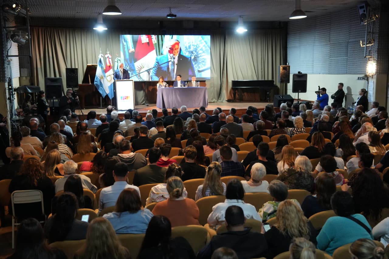 Baja de tributos, más pavimento y 650 lotes: los anuncios de Accastello en el informe de Gestión