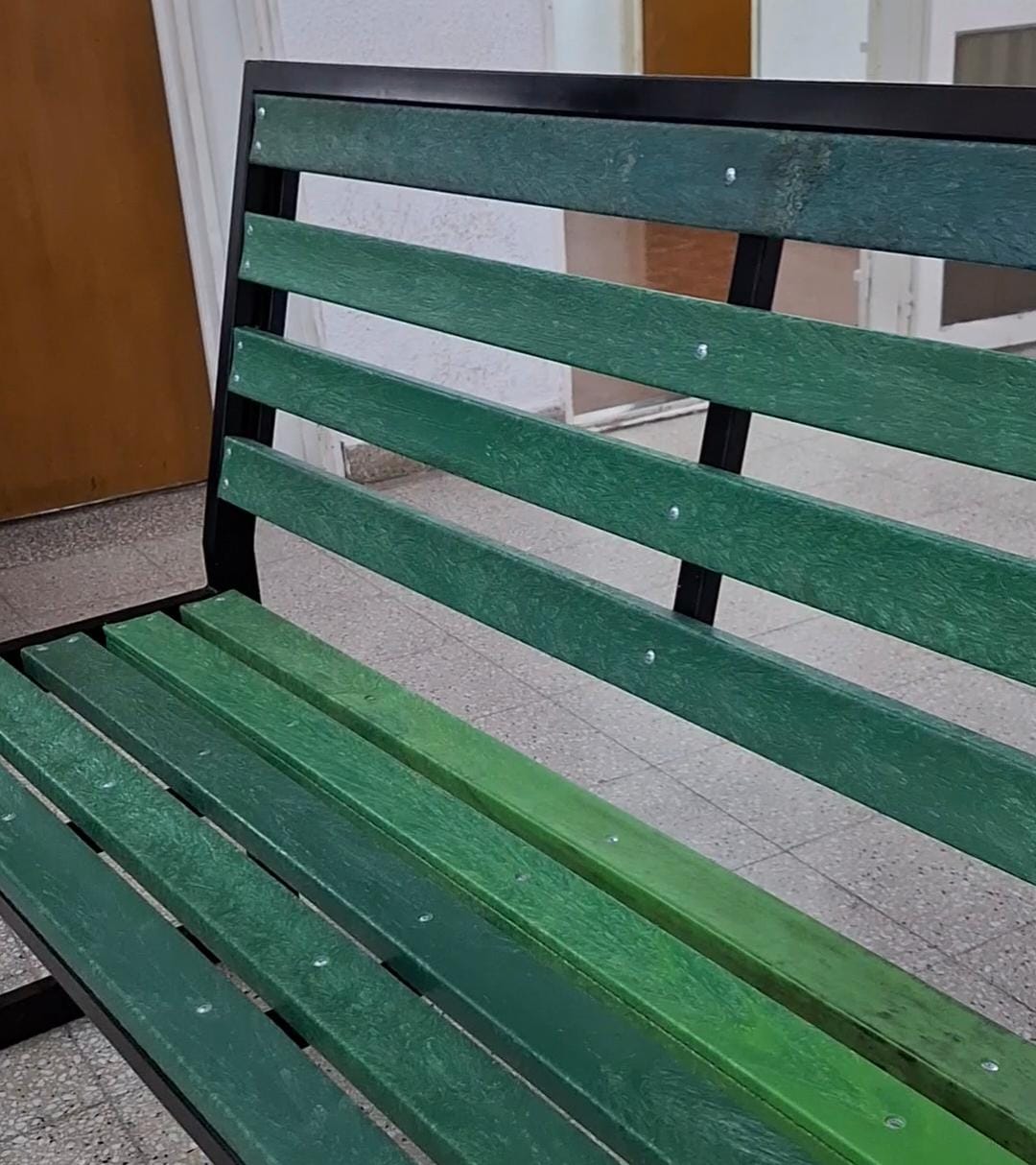 Entregaron un banco de madera plástica realizado con tapitas recicladas en Villa María