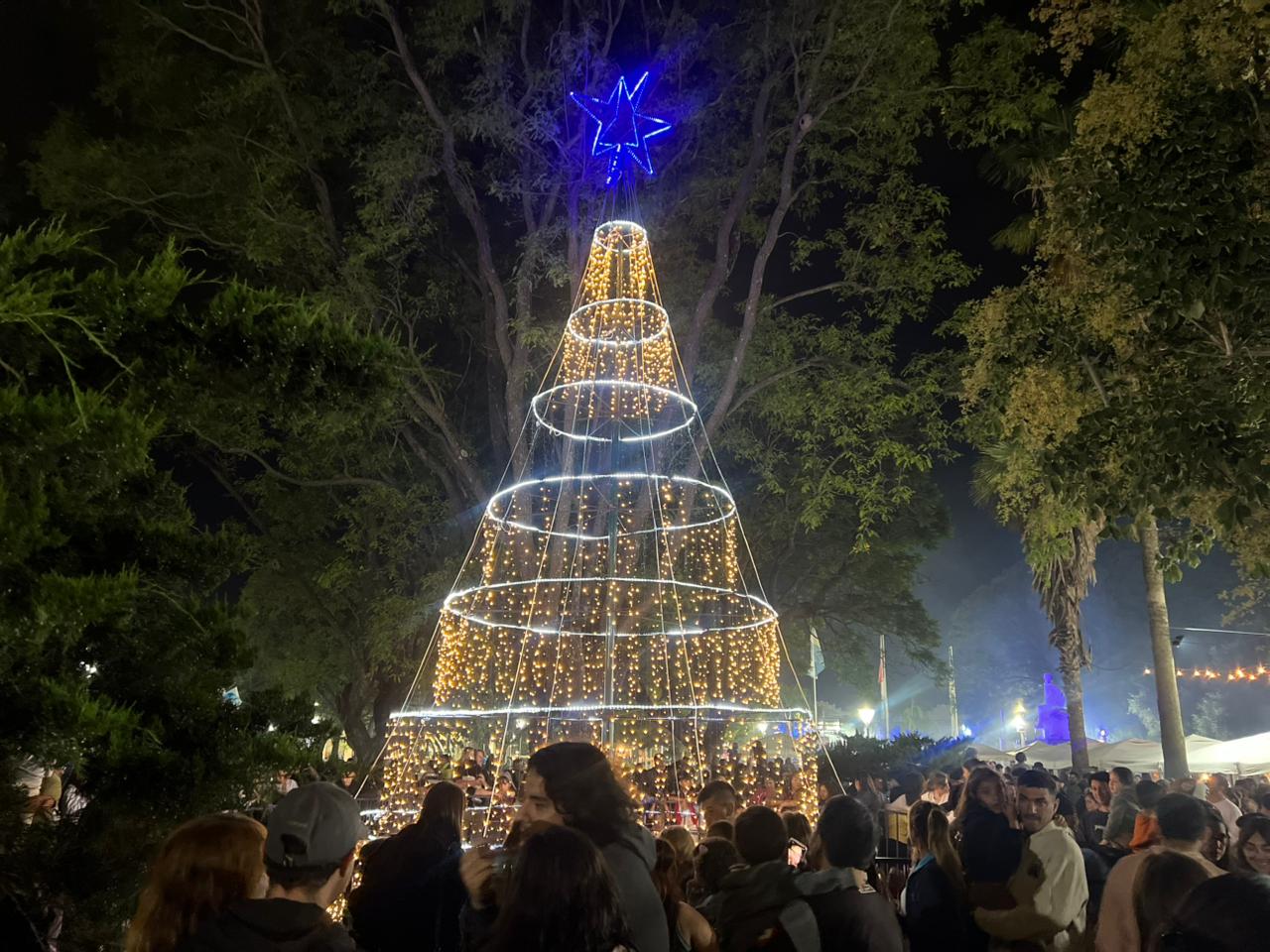 Villa Nueva encendió el arbolito en la plaza junto a miles de familias

