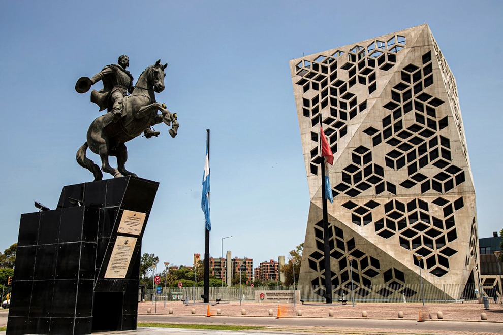 Llaryora presentó la Ley de Equidad Jubilatoria: de qué se trata