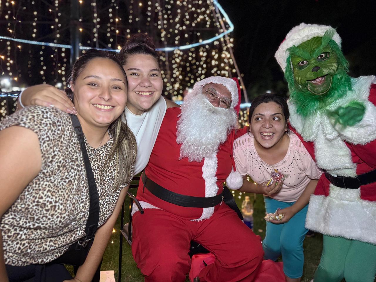 Villa Nueva tuvo la visita de Papá Noel y El Grinch