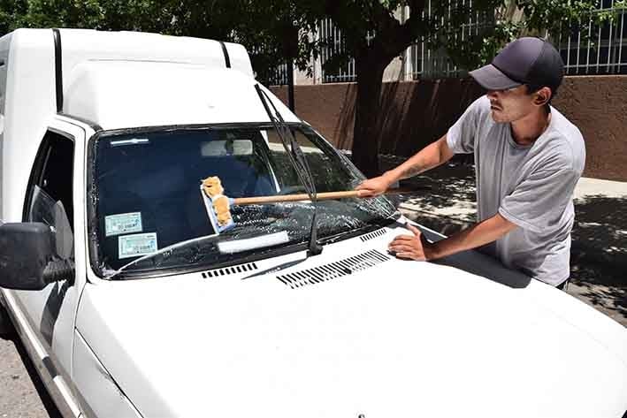 La Iglesia cuestionó el proyecto que busca prohibir a naranjitas y limpiavidrios