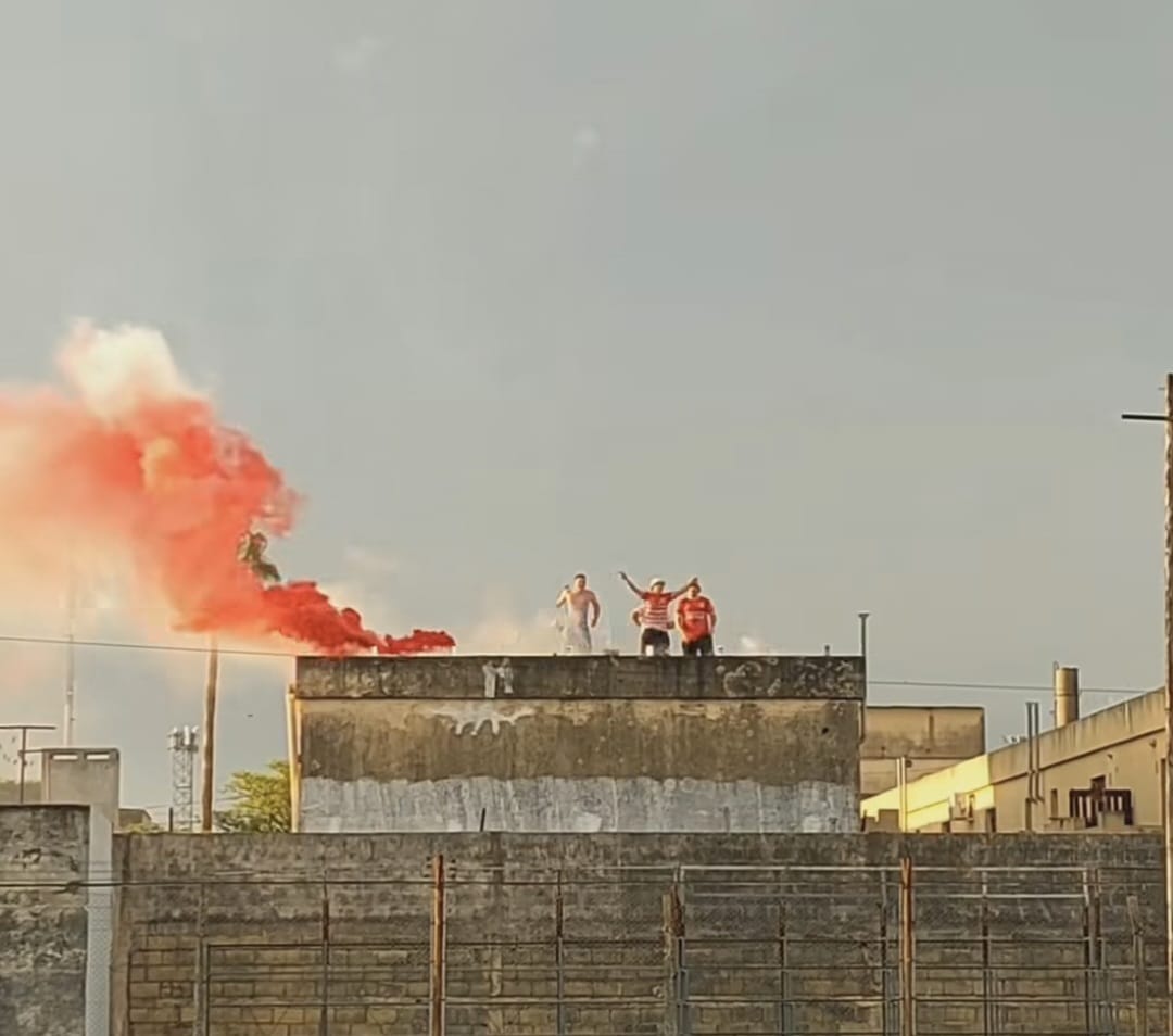Preocupación por la pirotecnia en el fútbol local tras la final en Plaza Ocampo