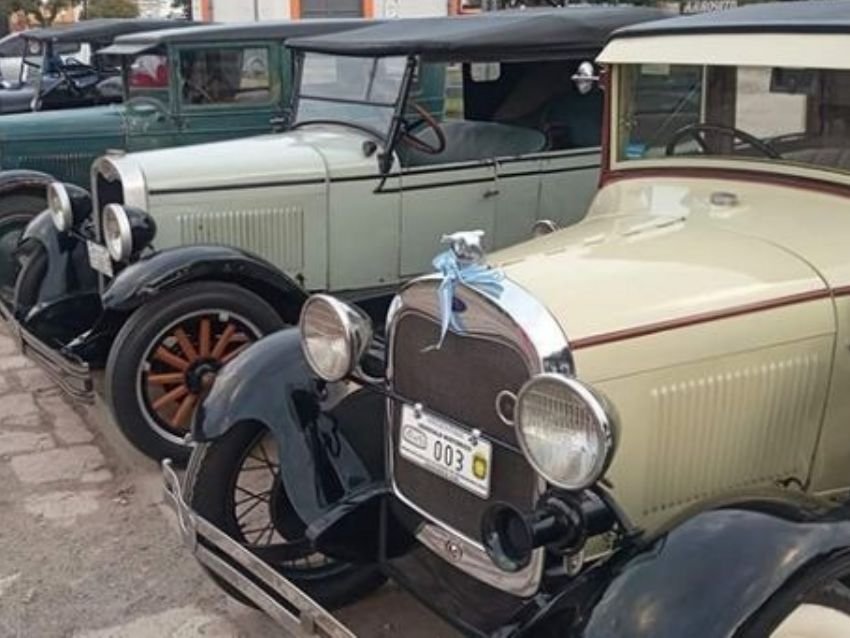 Villa Nueva festeja el Bicentenario con una muestra de autos antiguos en el Parque Hipólito Yrigoyen