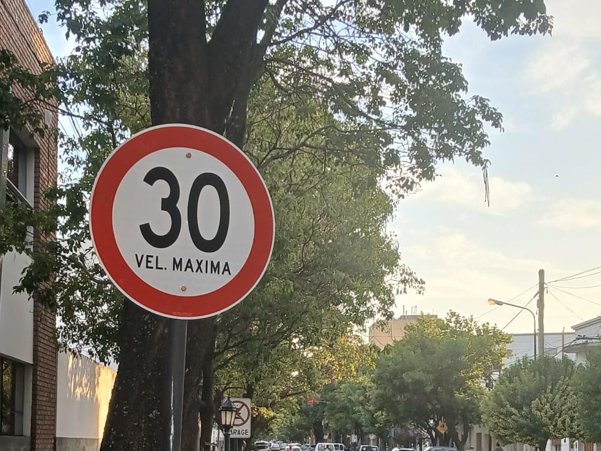 Colocan señalización por los nuevos límites de velocidad en las calles de Villa María