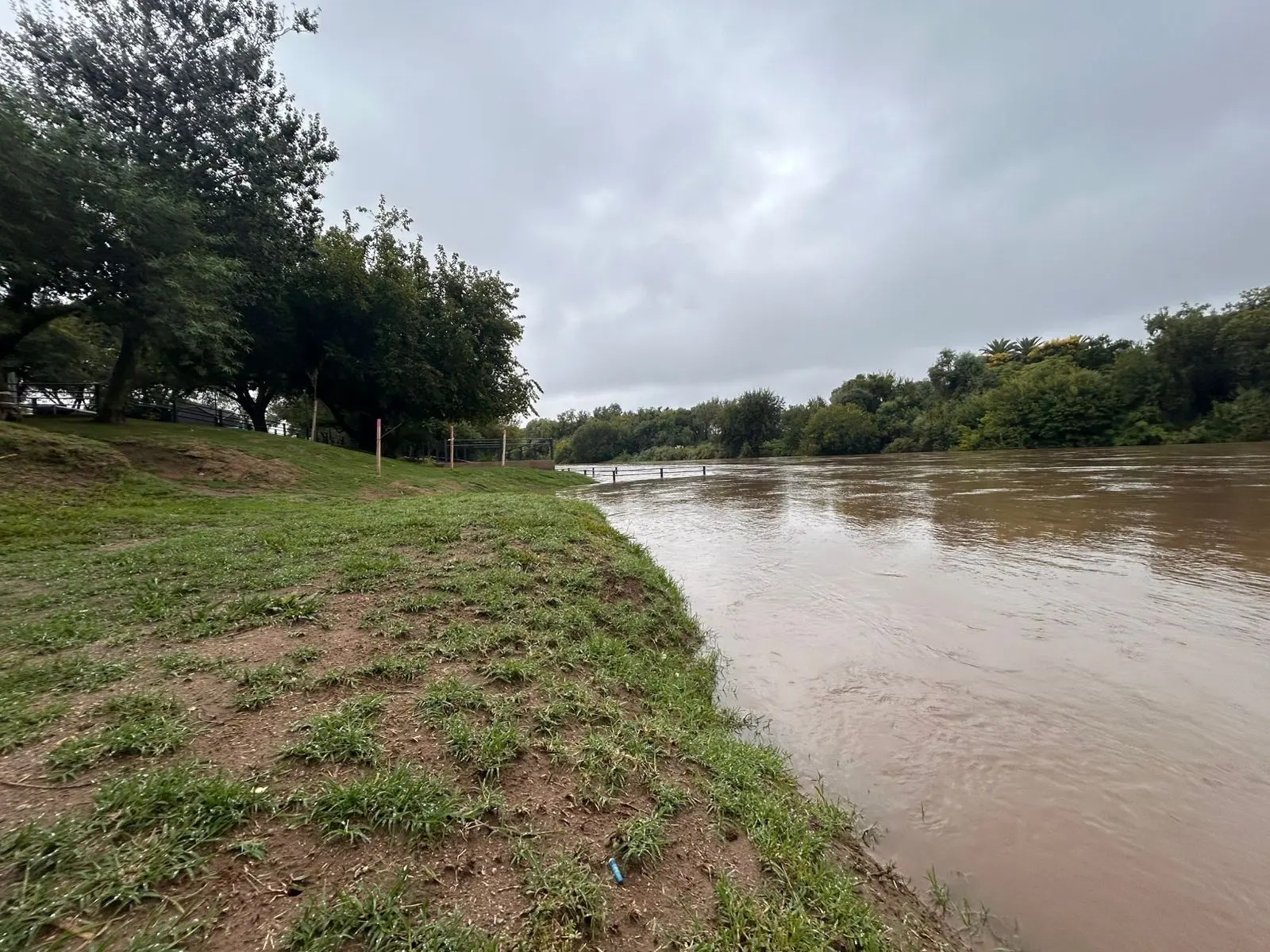 Advierten por la crecida del río y piden precaución en la costanera de Villa María