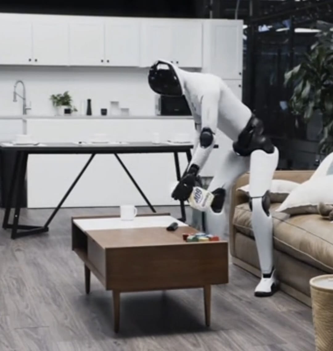 Un robot humanoide ya limpia, ordena y lava platos en el hogar