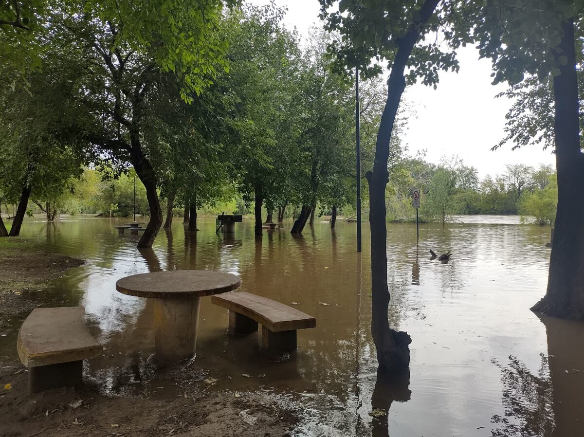 Vuelve a crecer el río: el dique Piedras Moras eroga más agua