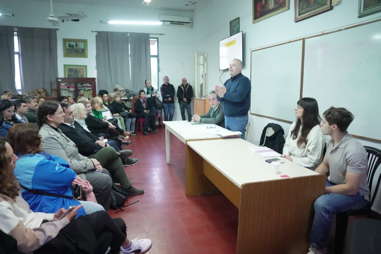 Buscan regular el uso del celular en las escuelas públicas de Villa María