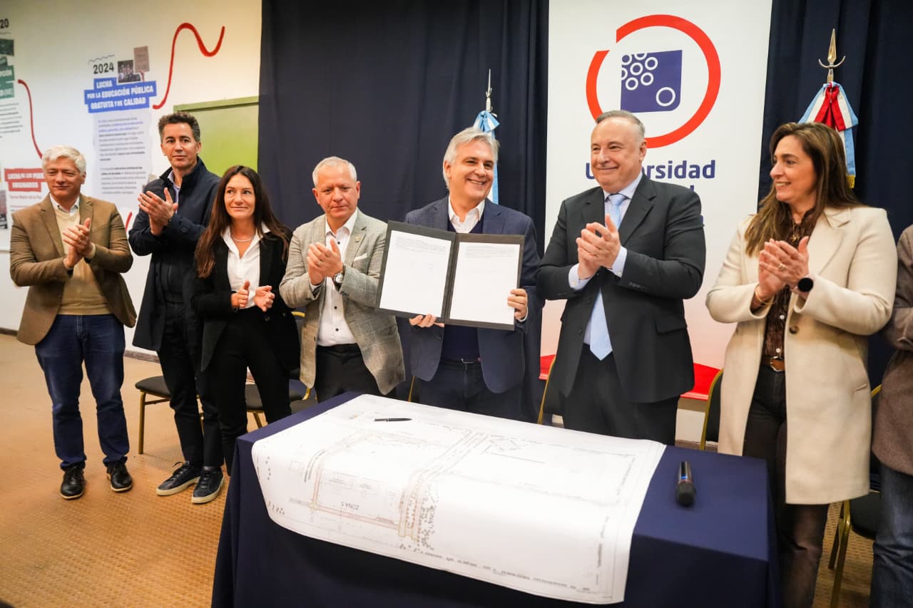 Llaryora en Villa María: entregó notebooks y anunció obras en la UNVM