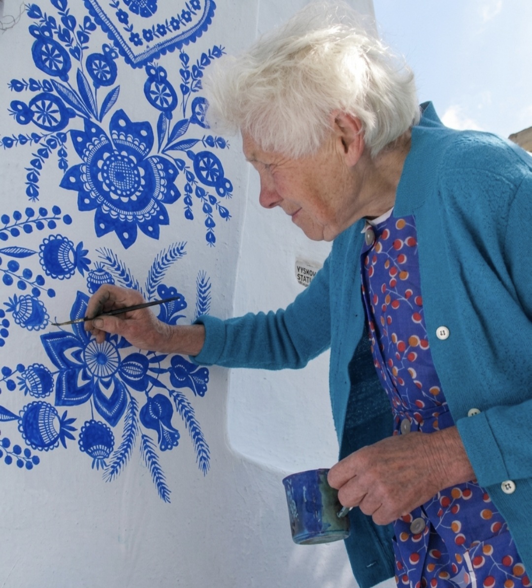 Después de jubilarse, dedicó 40 años a pintar su pueblo y dejó un legado único