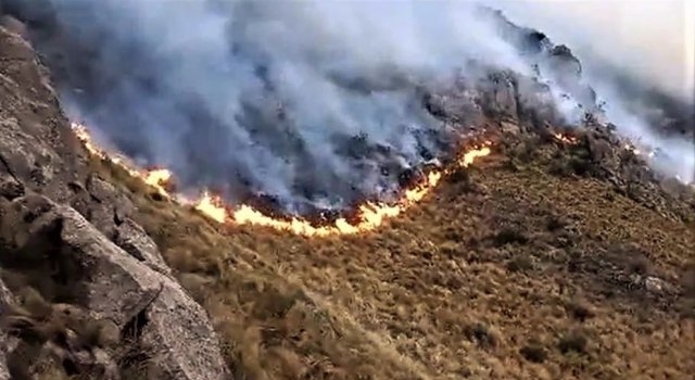 Importante incendio en cerro Uritorco. Continúa el alerta extremo 
