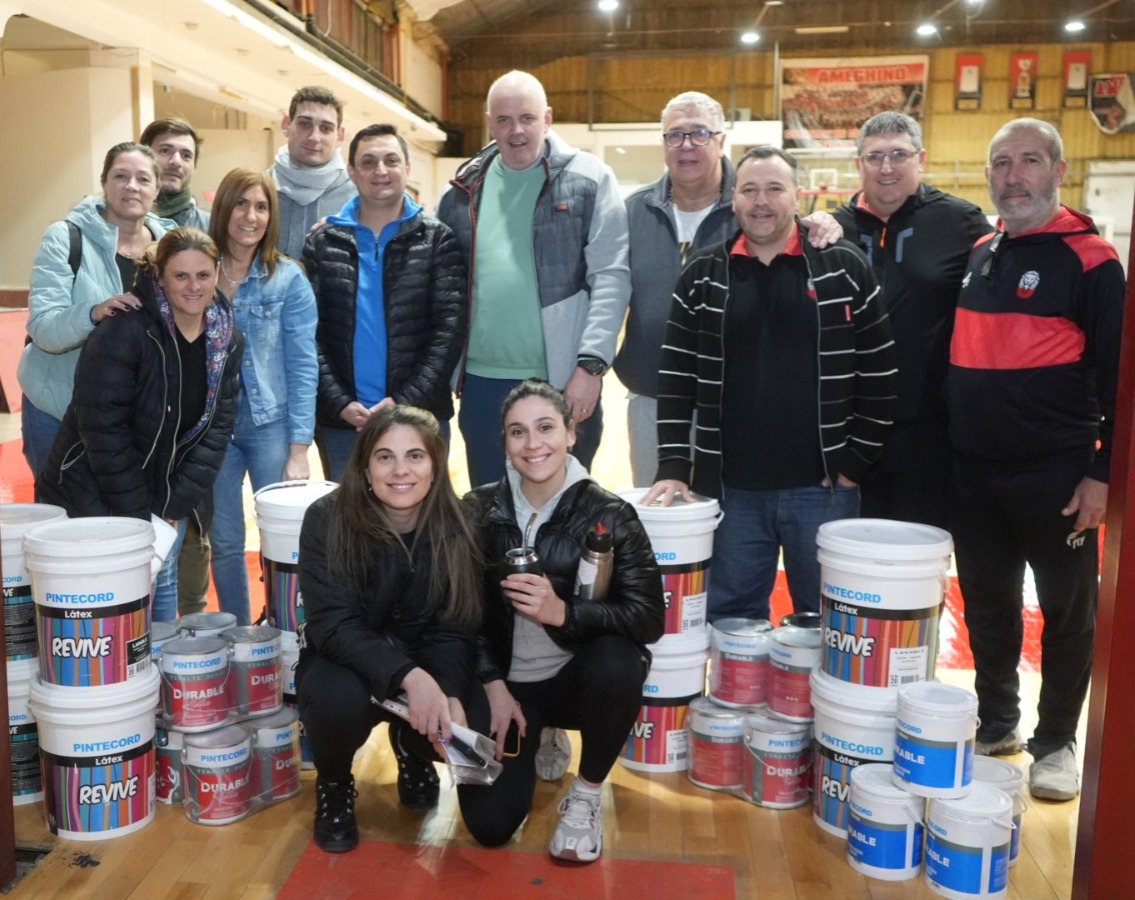 Bovo entregó 300 litros de pintura al Club Ameghino