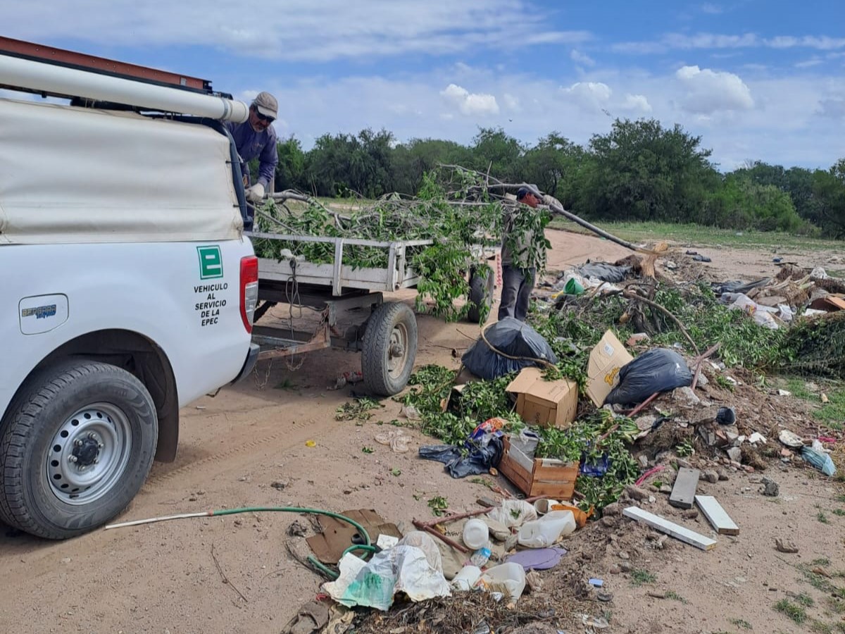 Quejas de vecinos por trabajadores de EPEC tirando basura