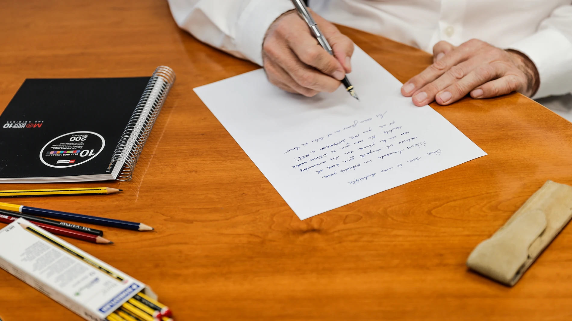 Desarrollaron una IA que puede aprender e imitar la caligrafía humana