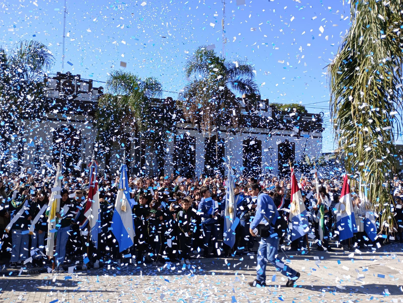 Más de 300 estudiantes juraron lealtad a la Bandera Argentina