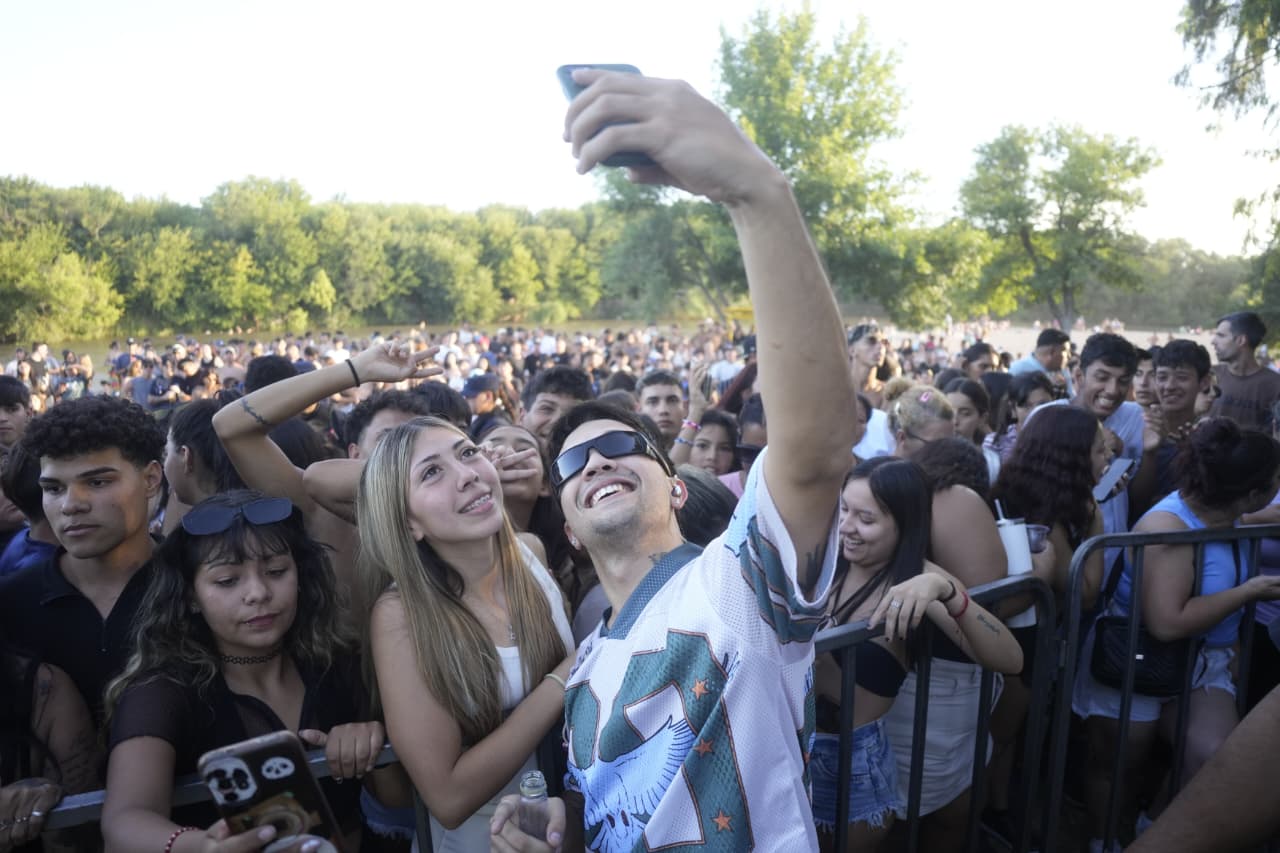 Simón Aguirre encendió la previa cuartetera del Festival de Peñas ante más de 3.000 personas en Puerto Madero