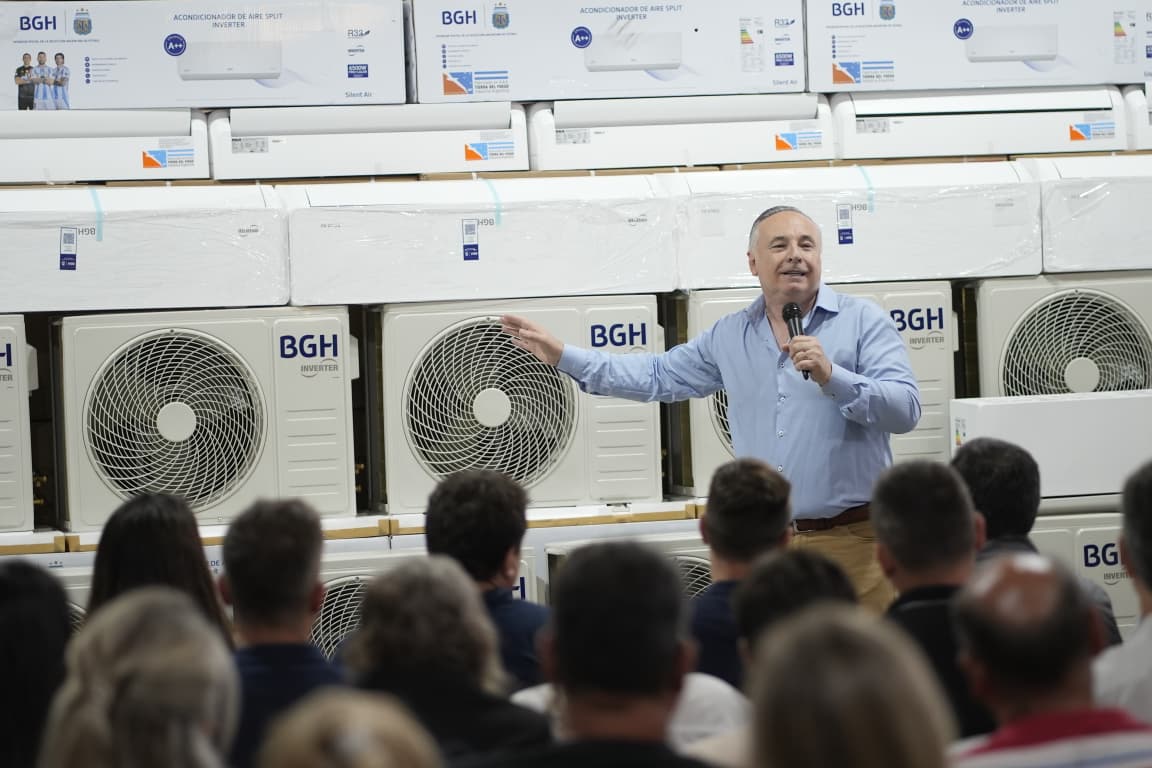 Villa María completó la climatización de todas las aulas públicas con la entrega de 130 equipos de aire acondicionado

