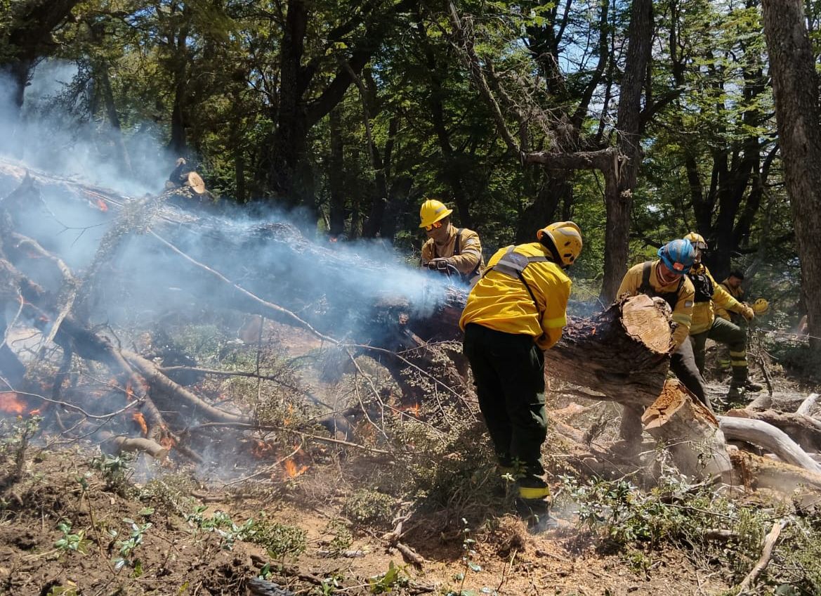 Bomberos cordobeses colaboran en Chubut