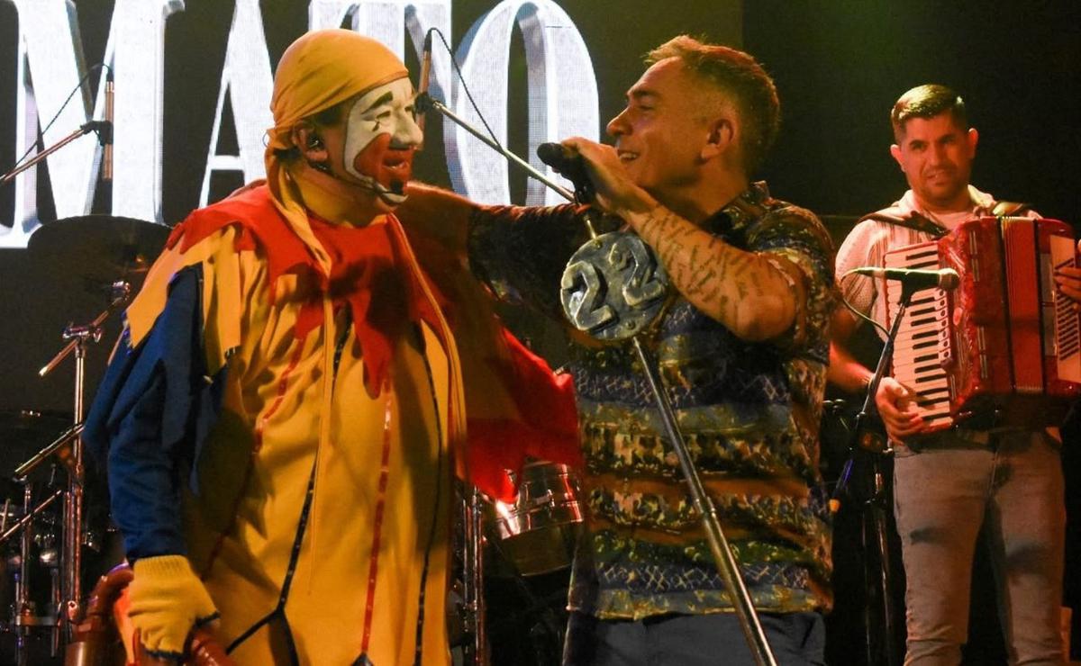 El Loco Amato subió a Pinón Fijo para cantar cuarteto
