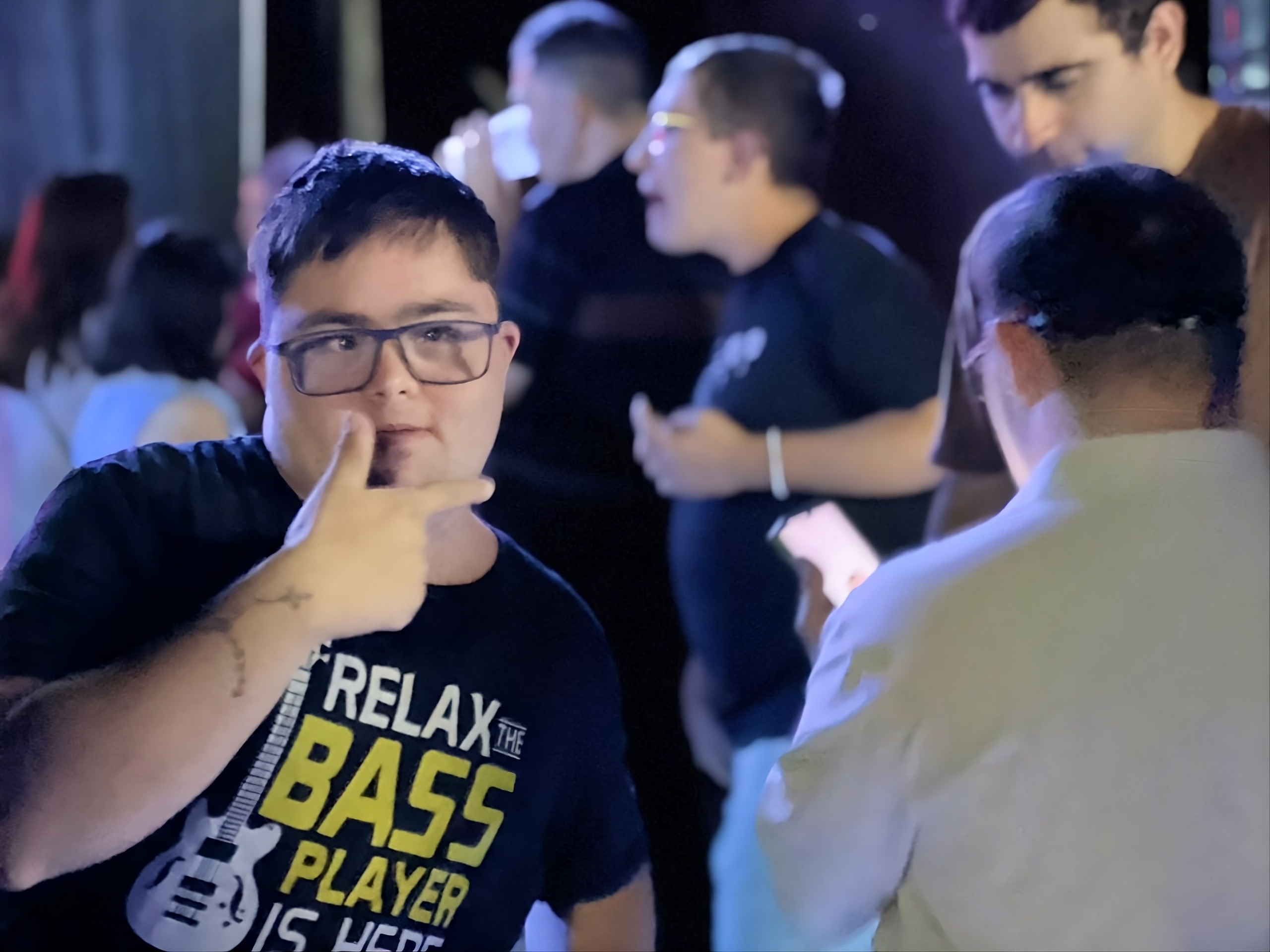 Con 120 personas, Villa Nueva tuvo la primera noche de boliche inclusiva del año