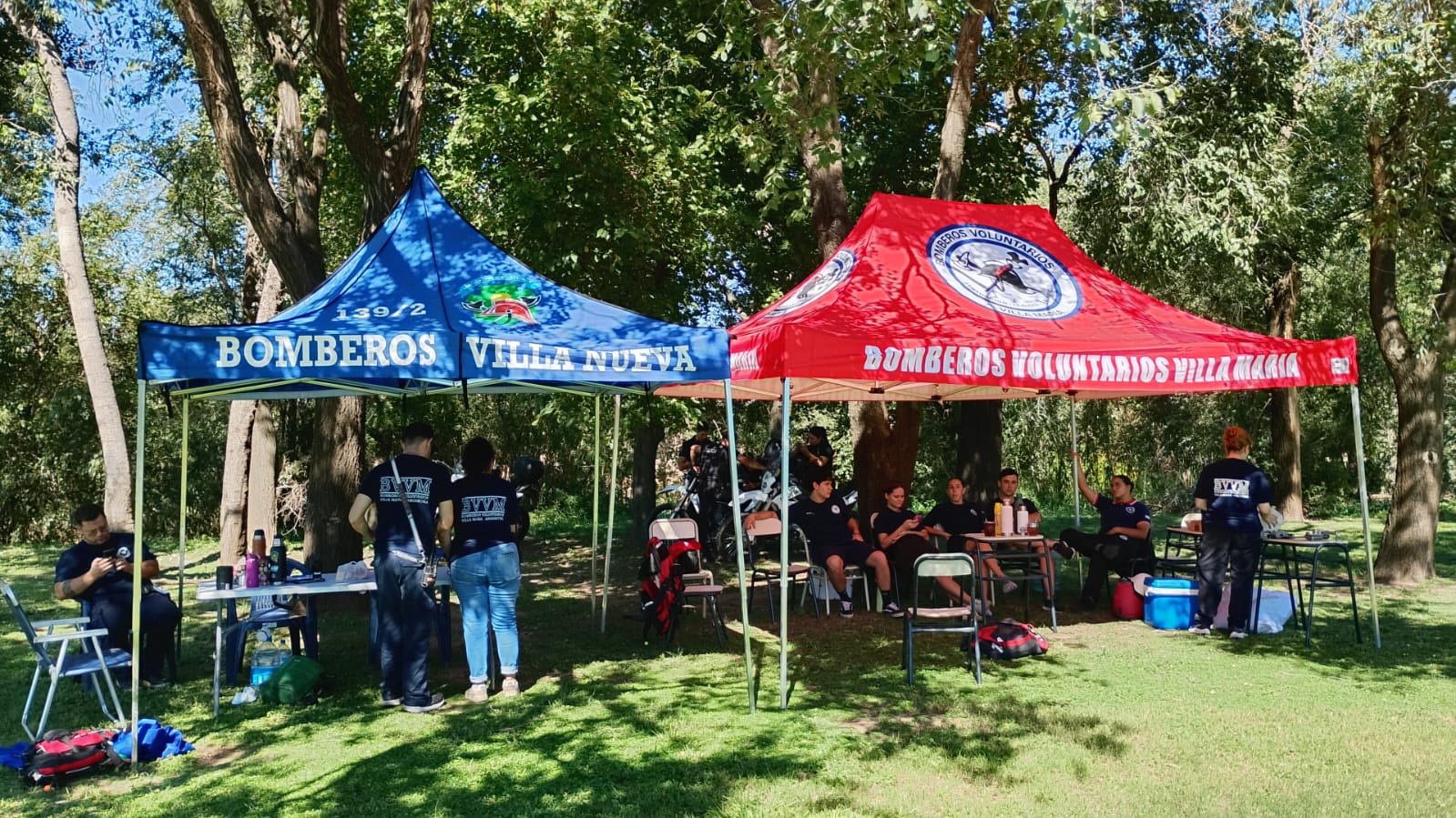 Bomberos de Villa Nueva trabajan en la búsqueda de una persona en el río