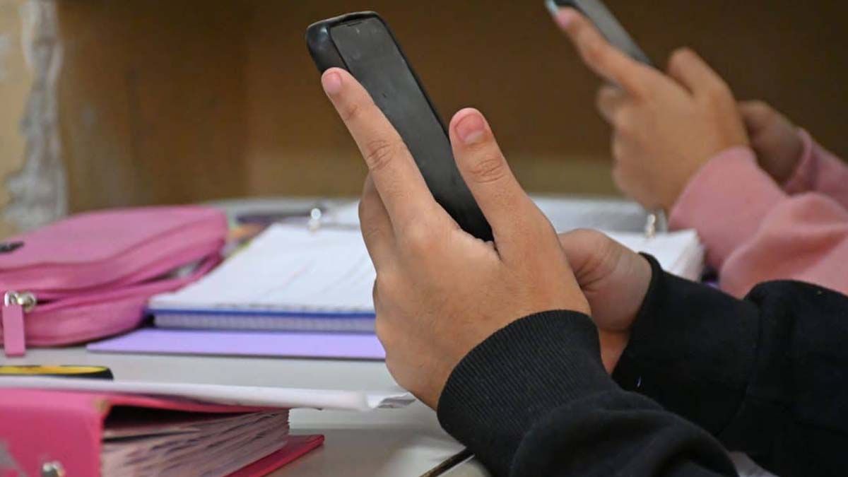 Buscan regular el uso del celular en las escuelas públicas de Villa María